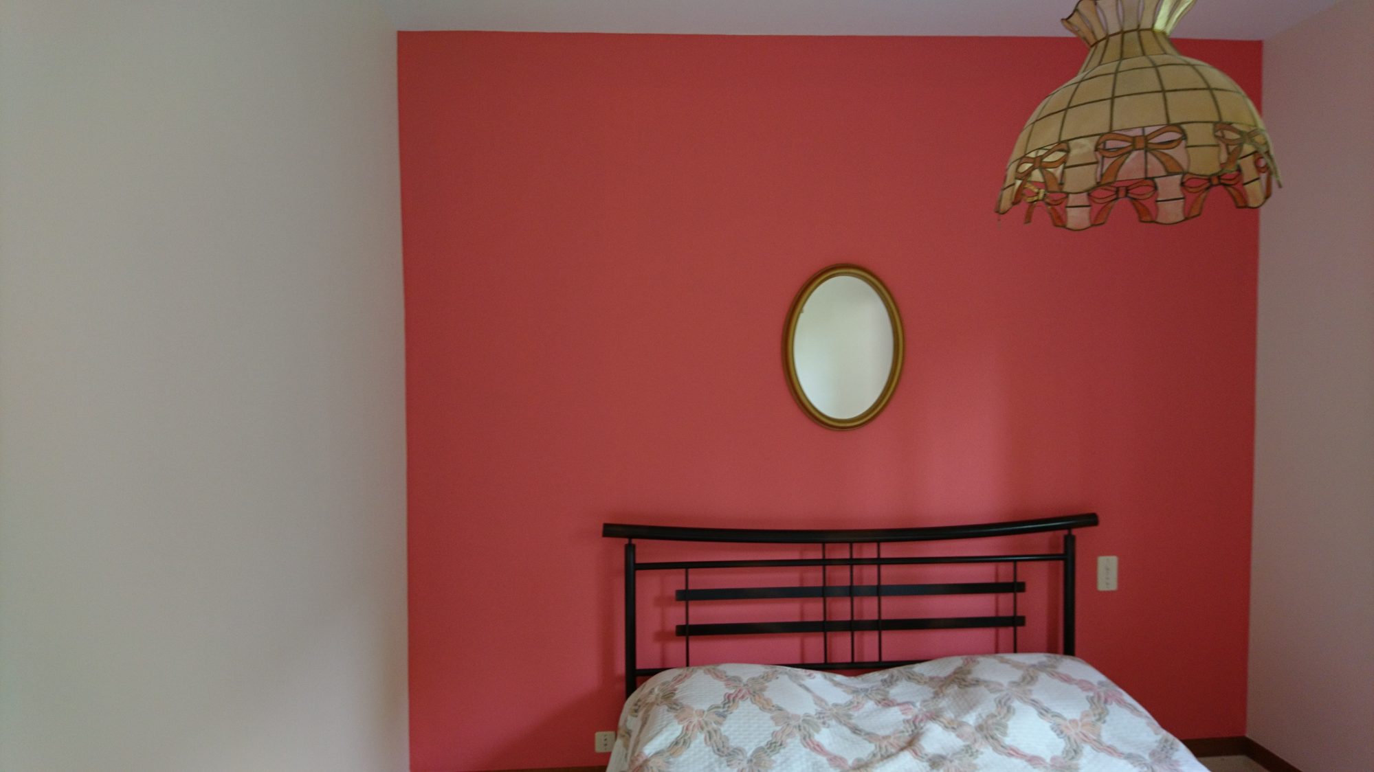 Peinture murs et plafond chambre, tête de lit teinte Pastèque Tollens