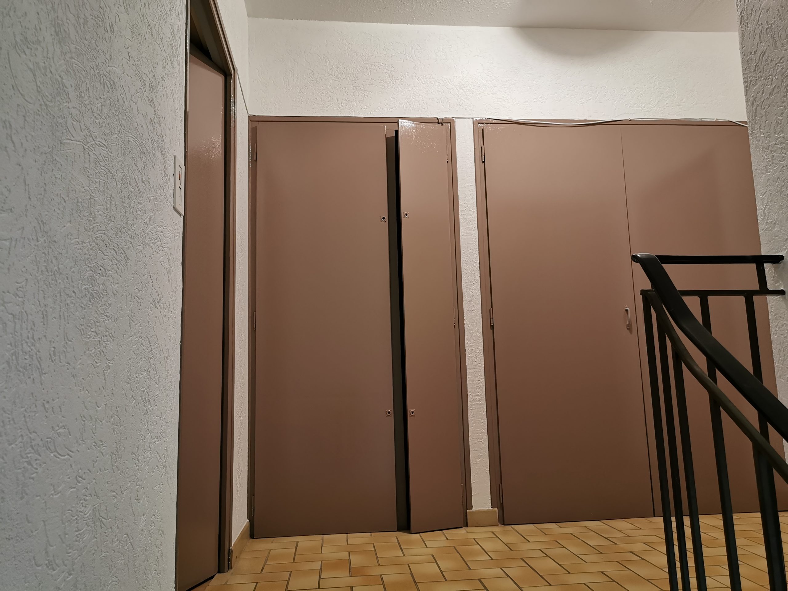 Réfection murs, plafonds et portes d'une montée d'escaliers